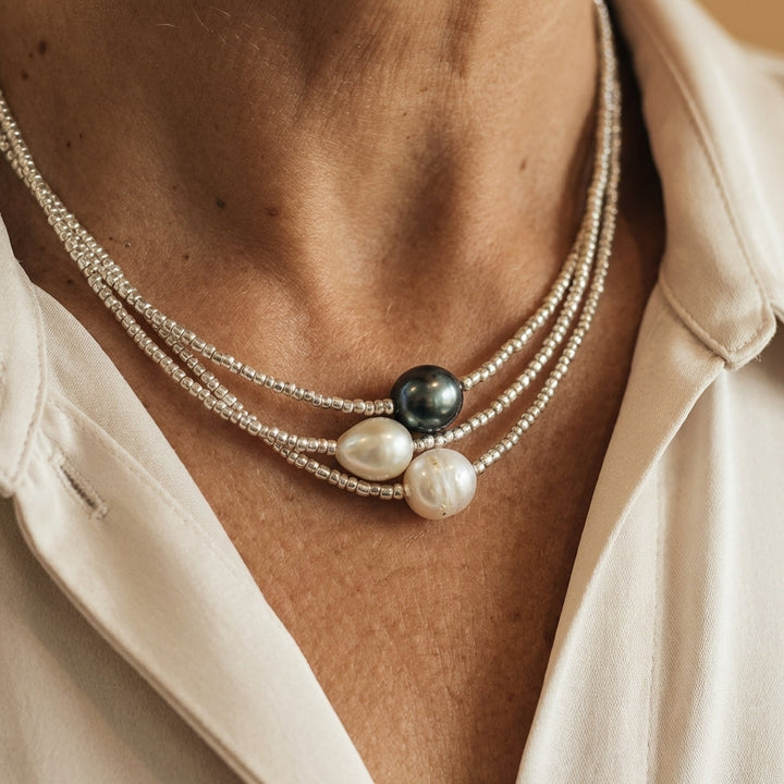 Collar perlado con cadena · Dorado