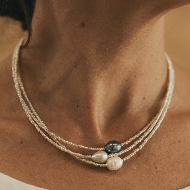 Collar perlado con cadena · Dorado