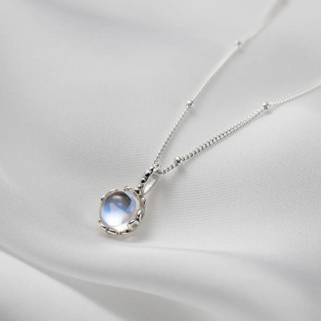 Collar con piedra de efecto luna · Plateado