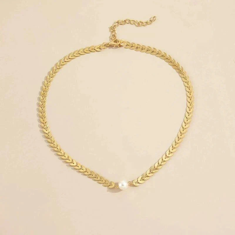 Collar griego con detalle perlado · Dorado