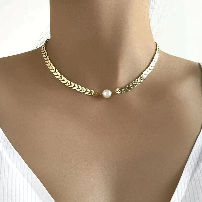 Collar griego con detalle perlado · Dorado