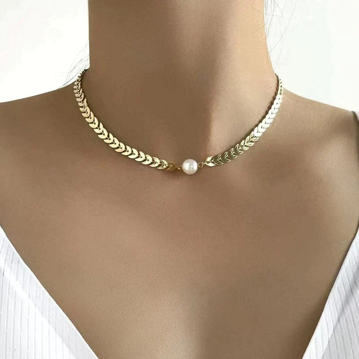 Collar griego con detalle perlado · Dorado