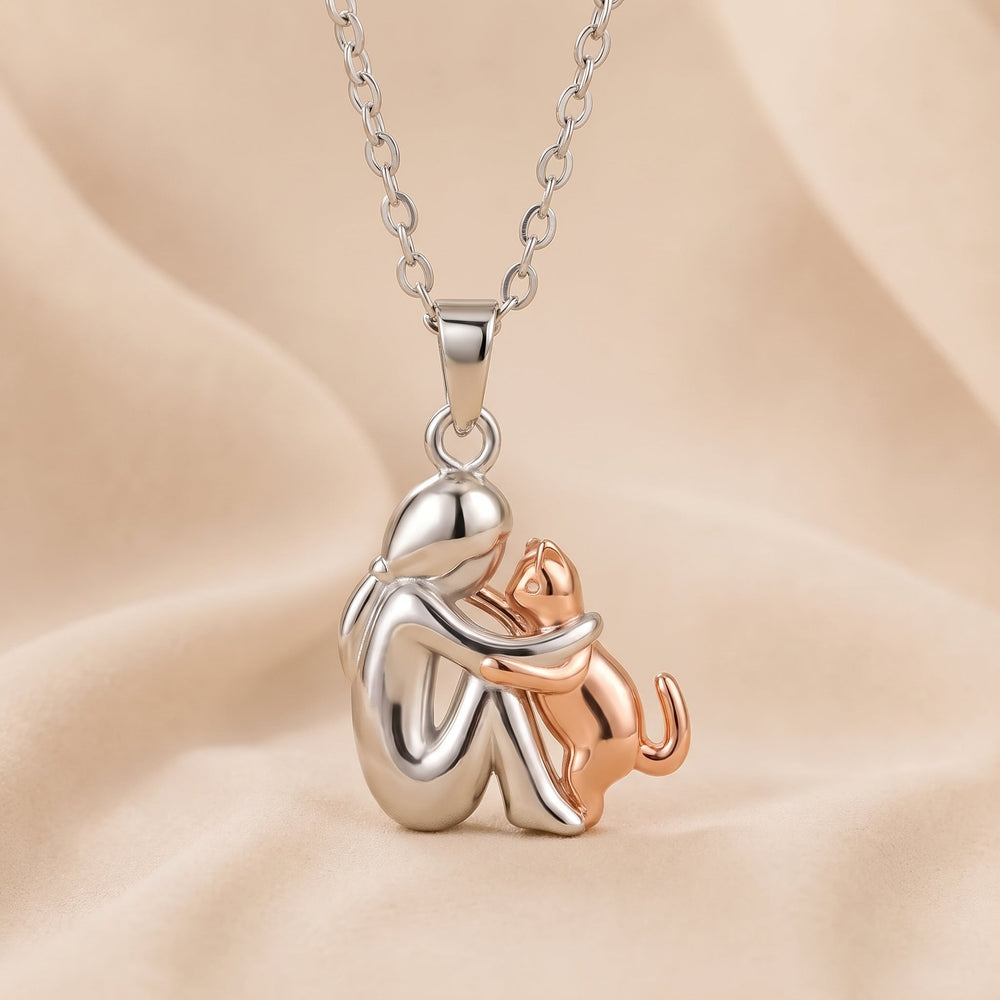 Collar abrazo mujer y gato, acabados