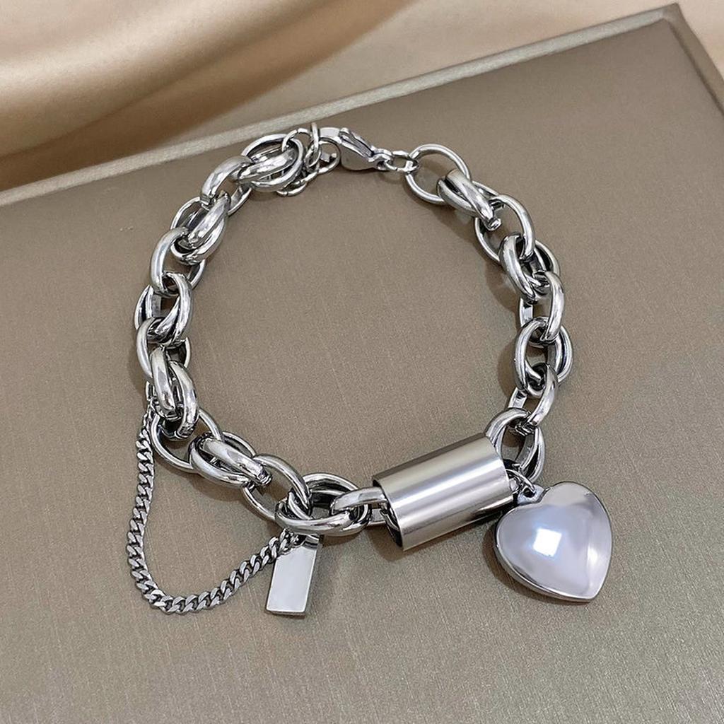 Pulsera gruesa con candado y corazón · Dorado o plateado