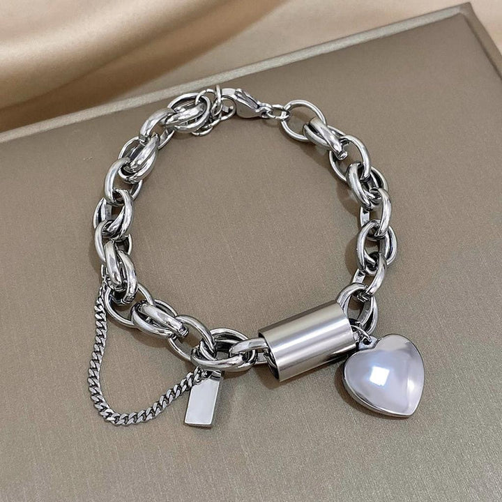 Pulsera gruesa con candado y corazón · Dorado o plateado