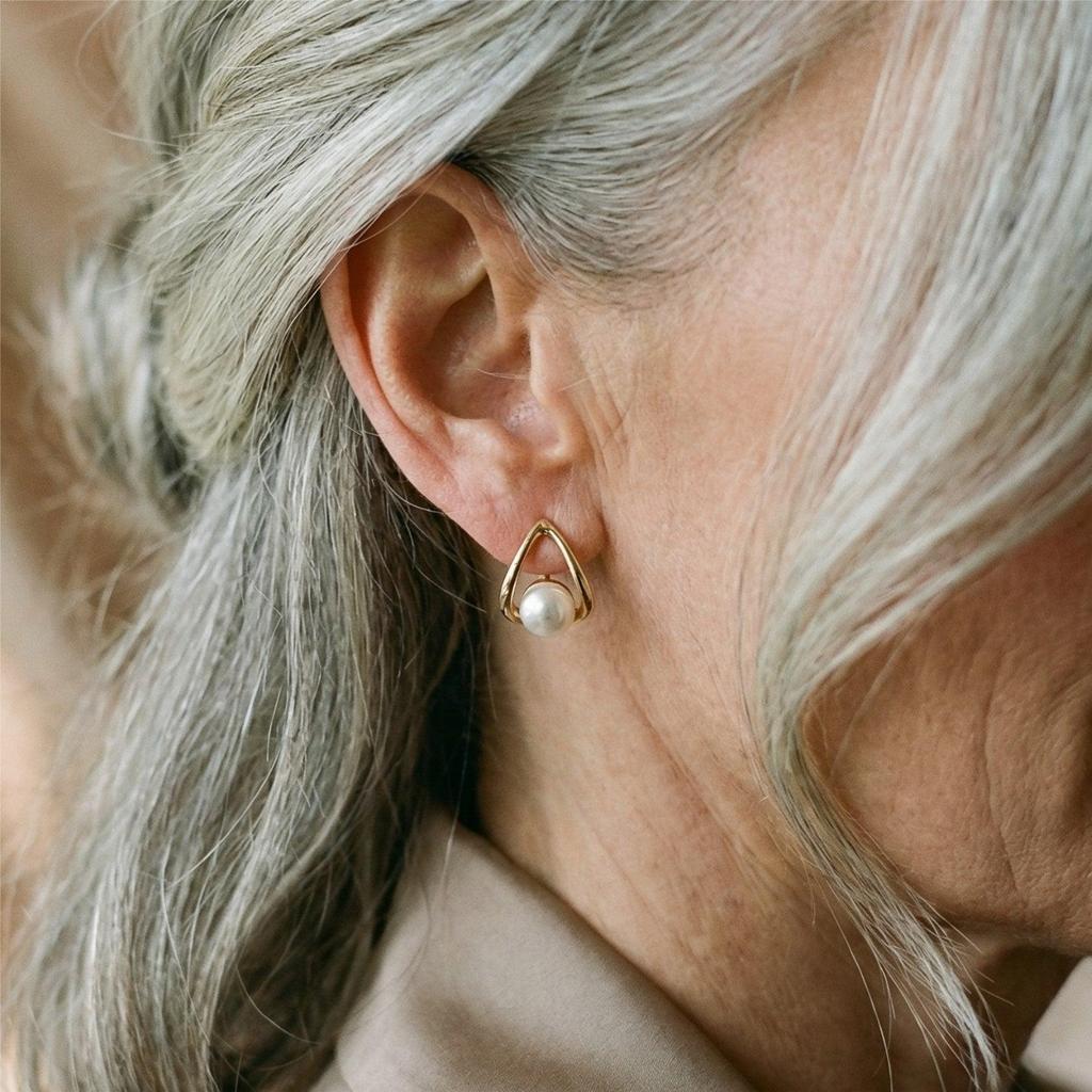 Pendientes triangulares con detalle perlado · Dorado