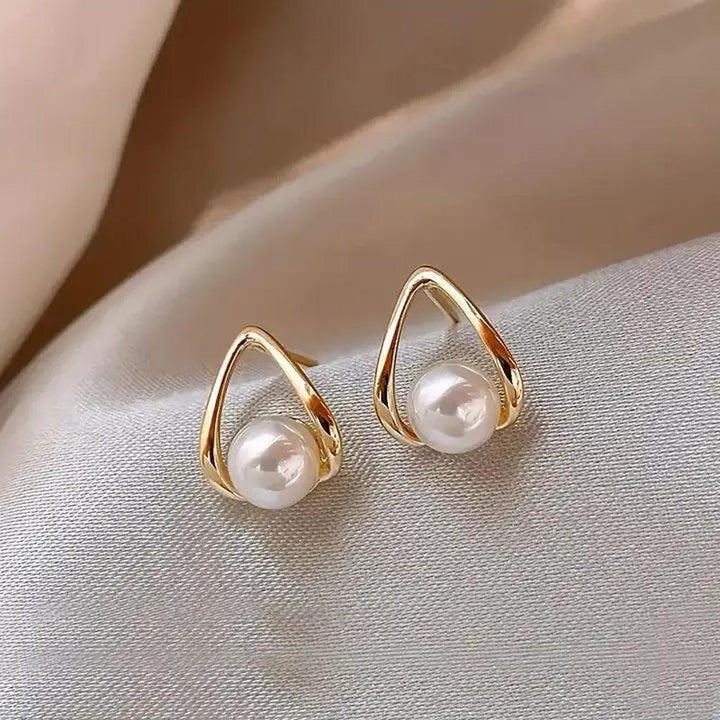 Pendientes triangulares con detalle perlado · Dorado