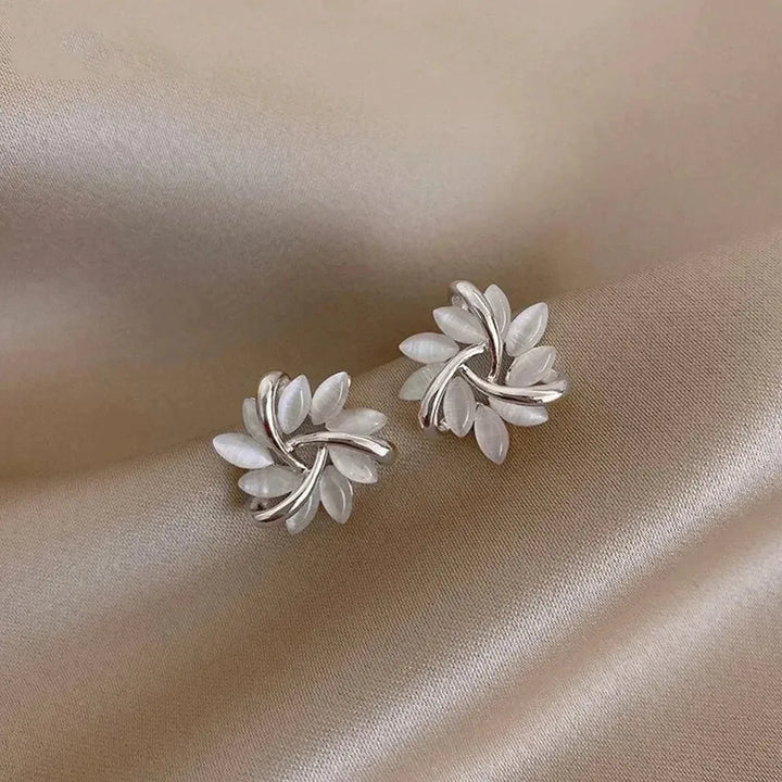 Pendientes de flor efecto ópalo · Dorado o plateado