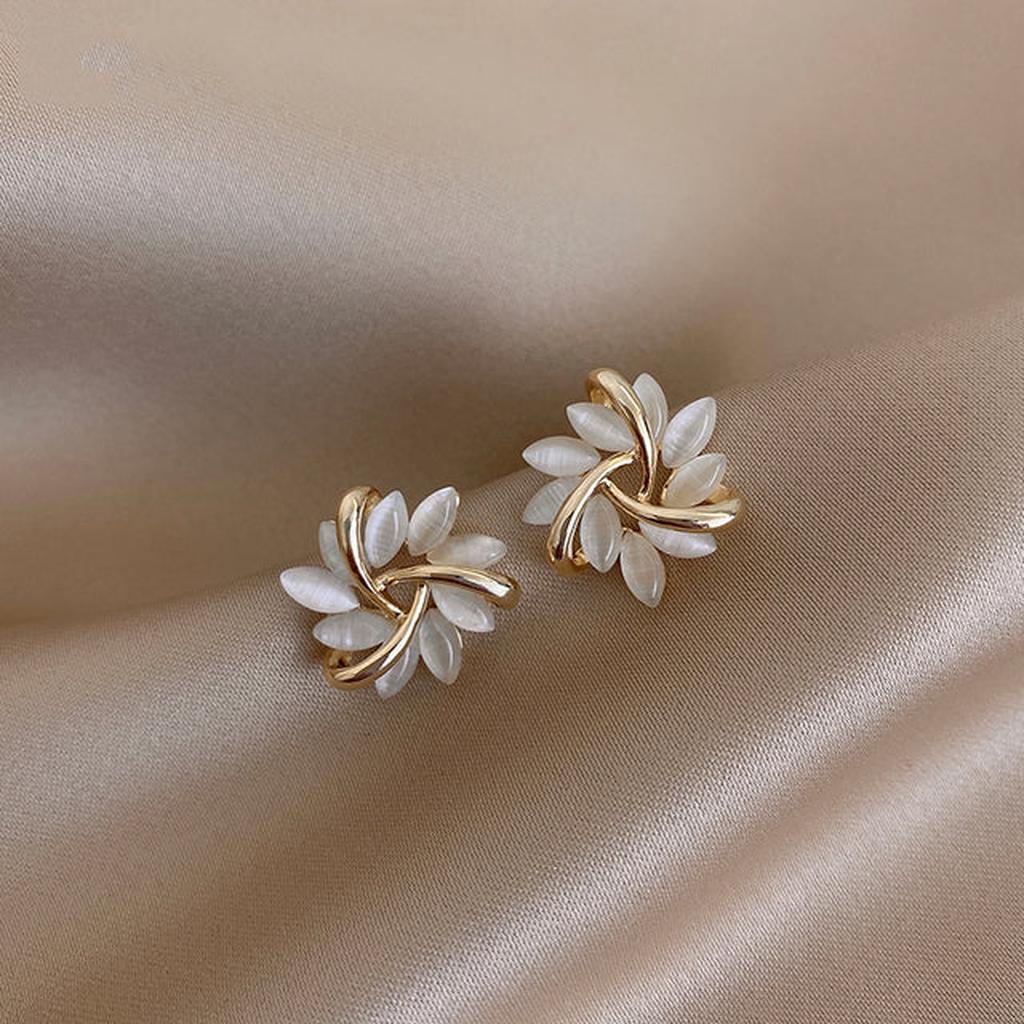 Pendientes de flor efecto ópalo · Dorado o plateado