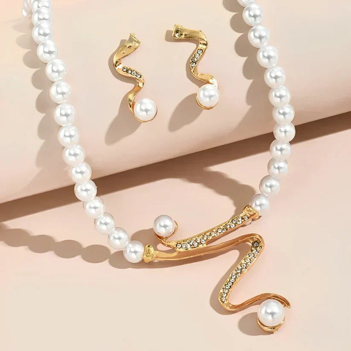 Conjunto regalo perlado: collar y pendientes · Dorado