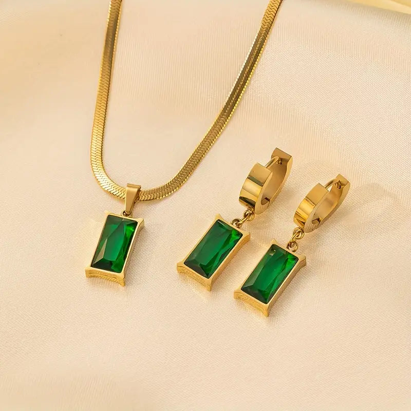 Conjunto verde con cadena · Dorado
