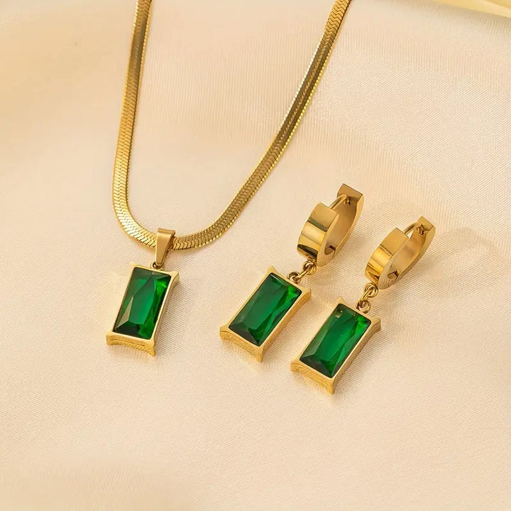 Conjunto verde con cadena · Dorado