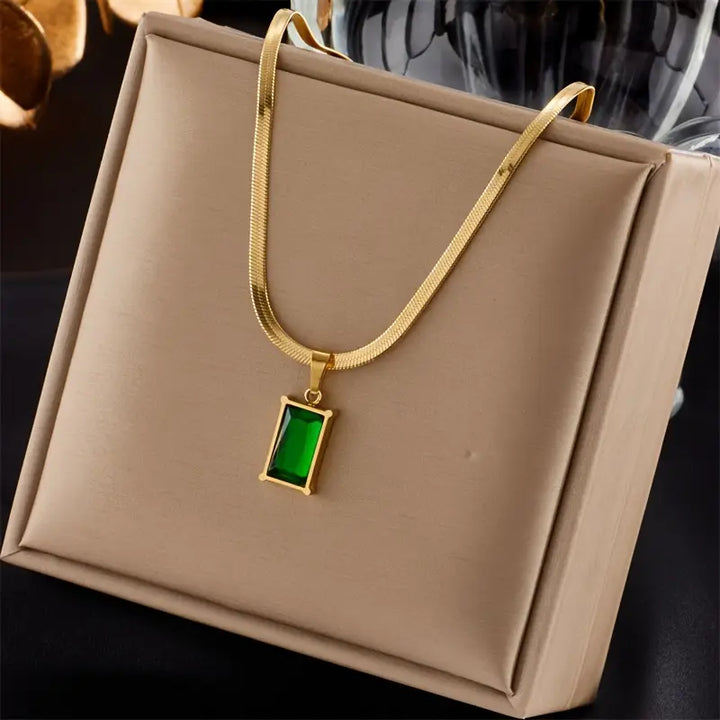 Conjunto verde con cadena · Dorado