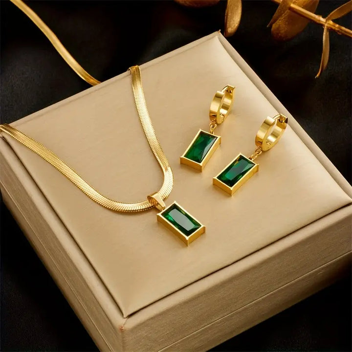 Conjunto verde con cadena · Dorado