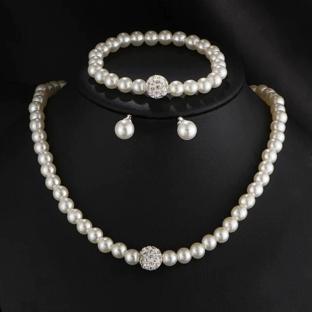 Conjunto perlado clásico: collar y pendientes