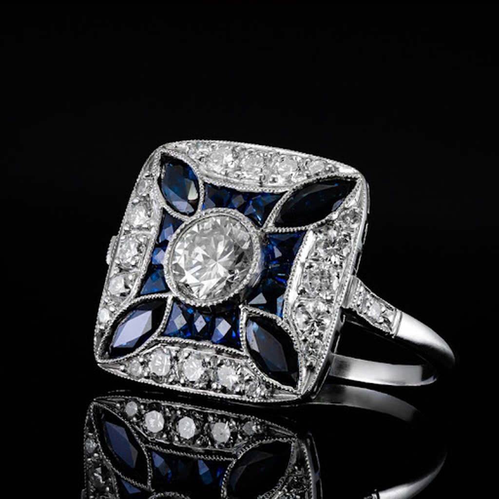 Anillo brillante con piedra azul oscuro