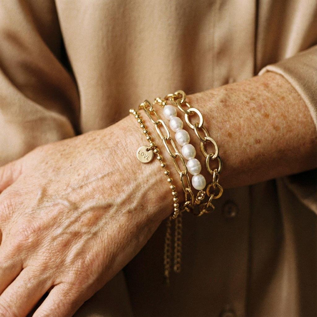 Set de pulseras de cadenas y cuentas perladas · Dorado