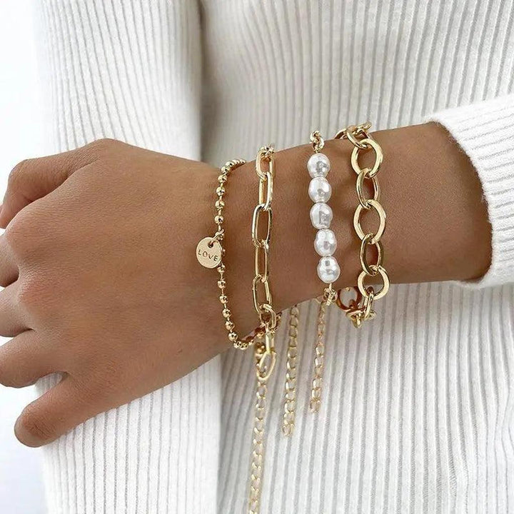 Set de pulseras de cadenas y cuentas perladas · Dorado