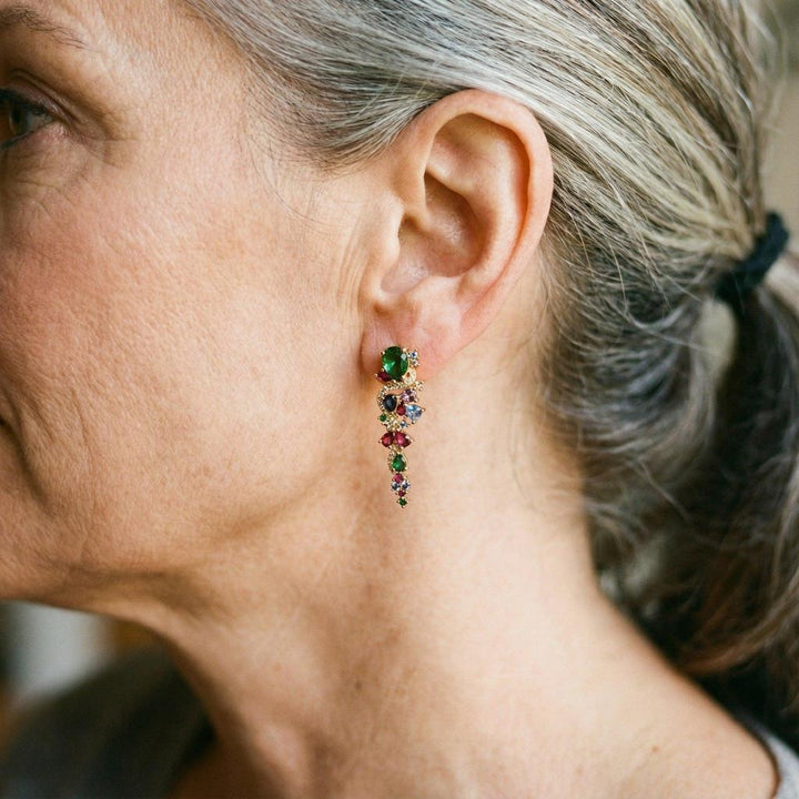 Pendientes largos con brillos multicolor · Dorado