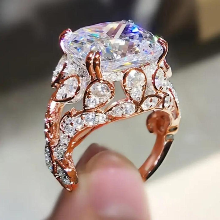 Anillo vintage calado con brillo central · Dorado o rosado