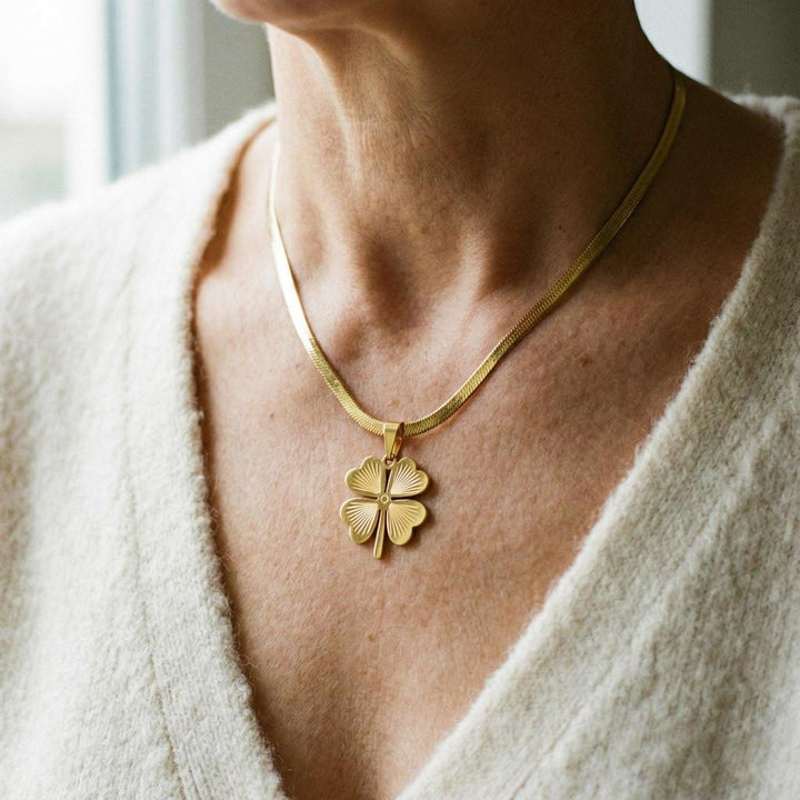 Collar de trébol con cadena plana · Dorado