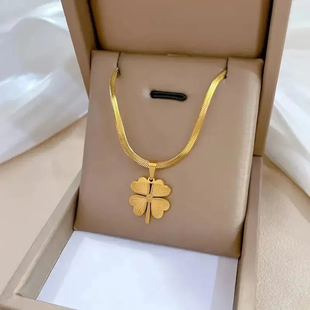 Collar de trébol con cadena plana · Dorado