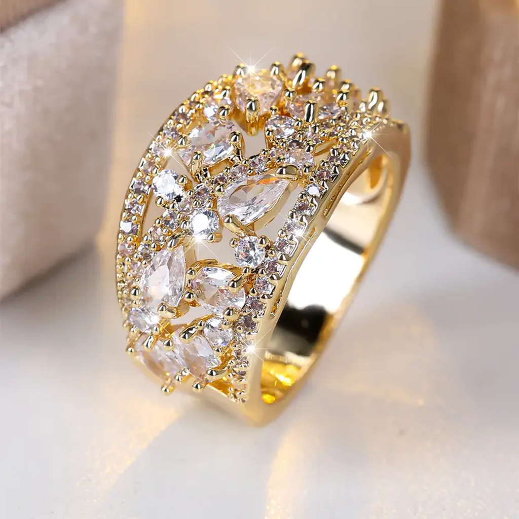 Anillo ancho con brillos blancos · Dorado