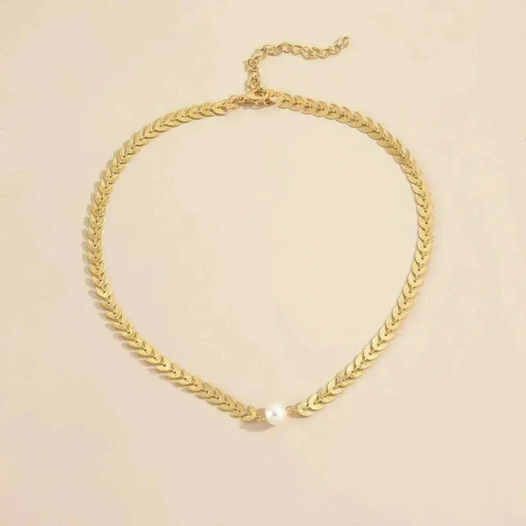 Collar griego espiga con detalle perlado · Dorado