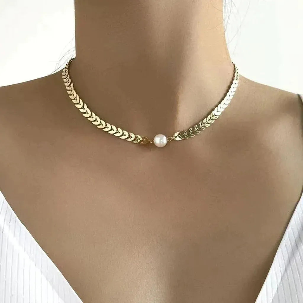 Collar griego espiga con detalle perlado · Dorado