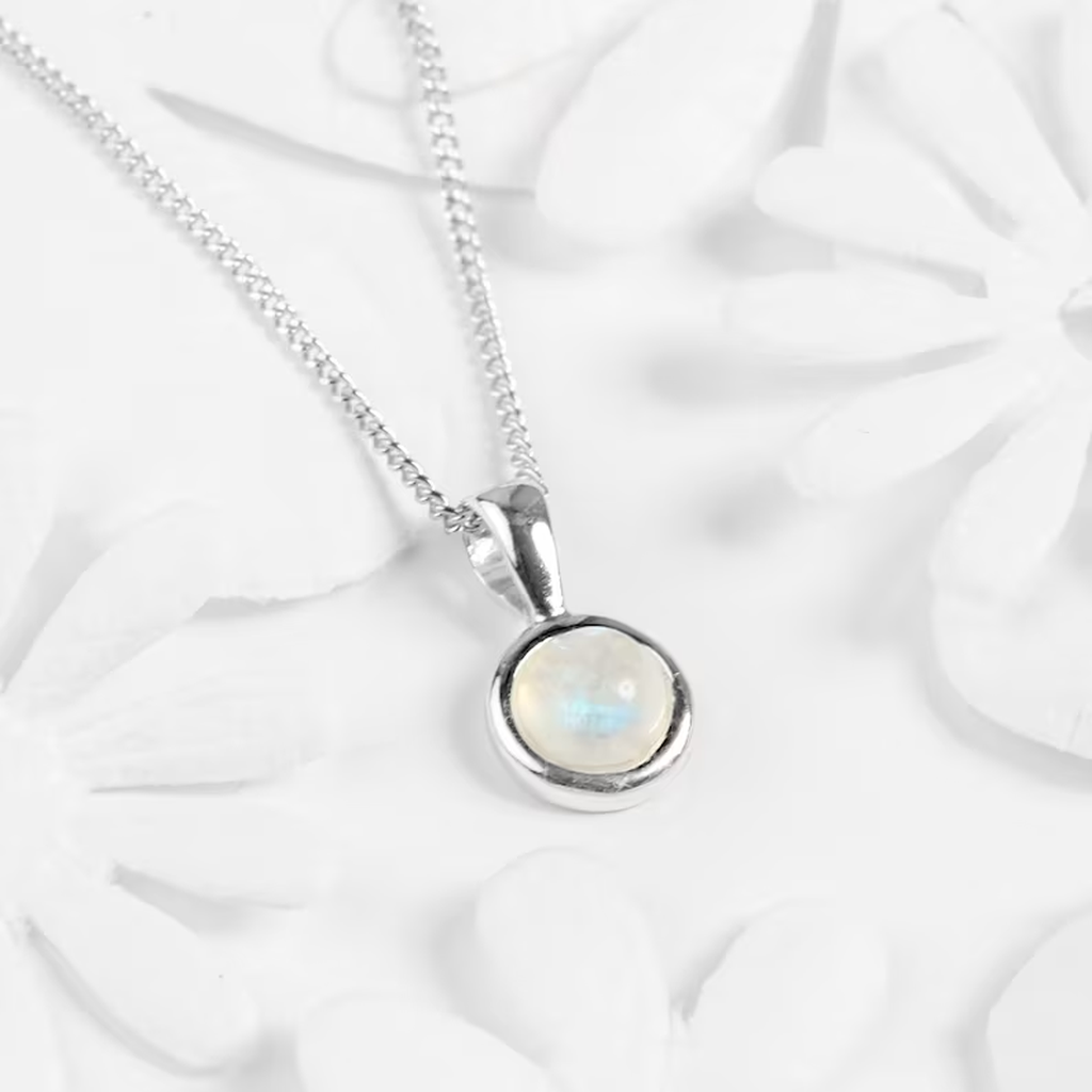 Collar fino con piedra redonda iridiscente · Plateado
