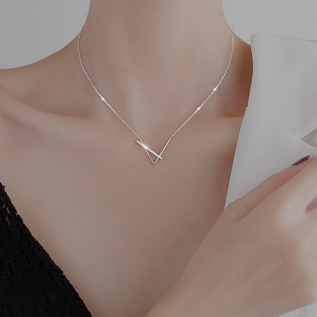 Collar fino con triángulo cruzado · Plateado