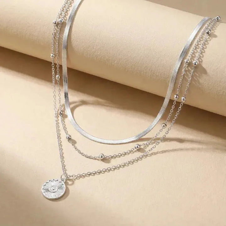 Collar de tres capas con medalla · Plateado