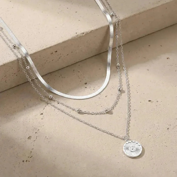 Collar de tres capas con medalla · Plateado