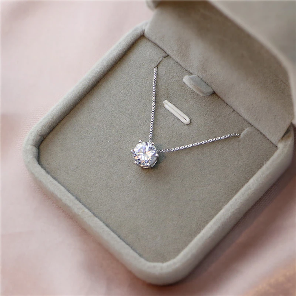 Collar solitario con brillo · Plateado