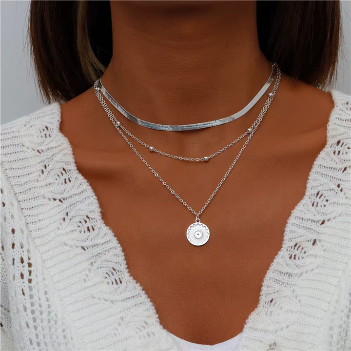 Collar de tres capas con medalla · Plateado