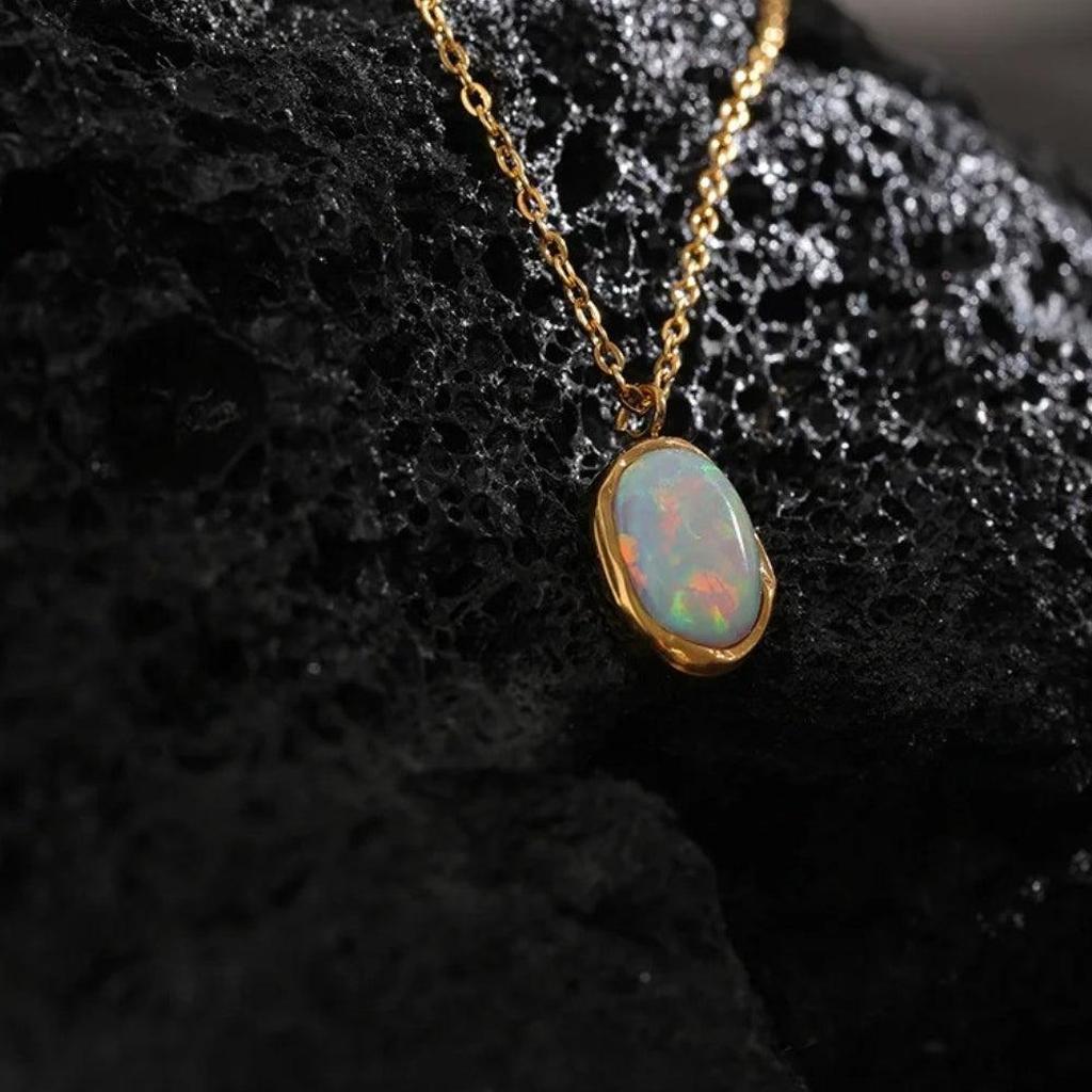 Collar vintage con piedra ovalada efecto ópalo · Dorado