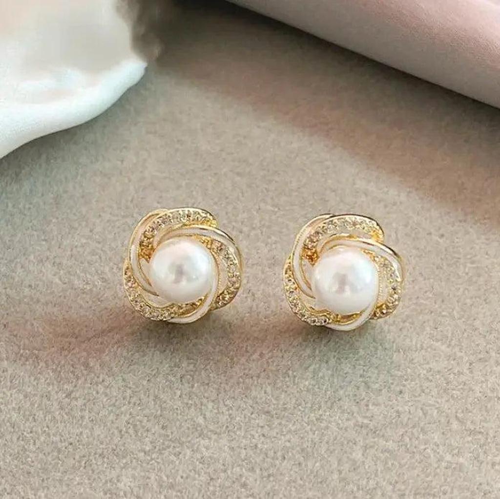 Pendientes de nudo con cuenta perlada y brillos · Dorado