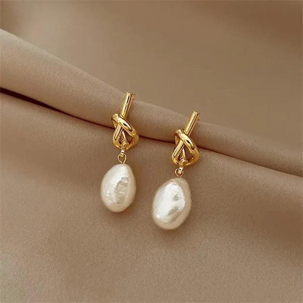 Pendientes de nudo con cuenta perlada barroca · Dorado