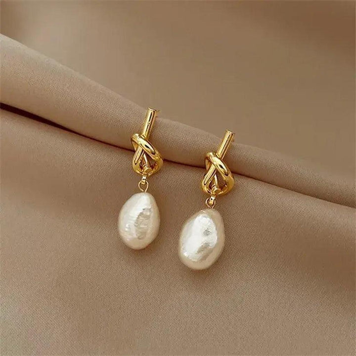 Pendientes de nudo con cuenta perlada barroca · Dorado