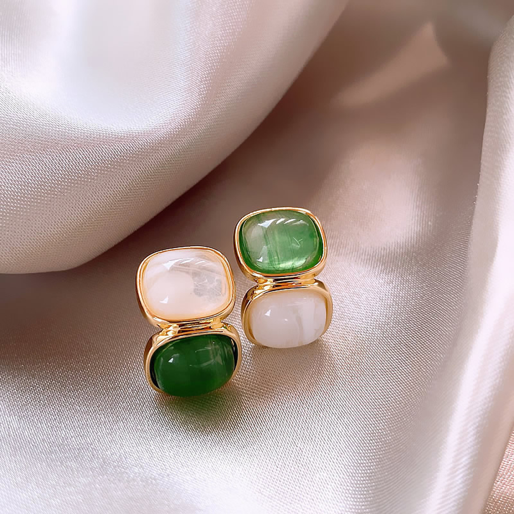 Pendientes colgantes con piedras blancas y verdes · Dorado