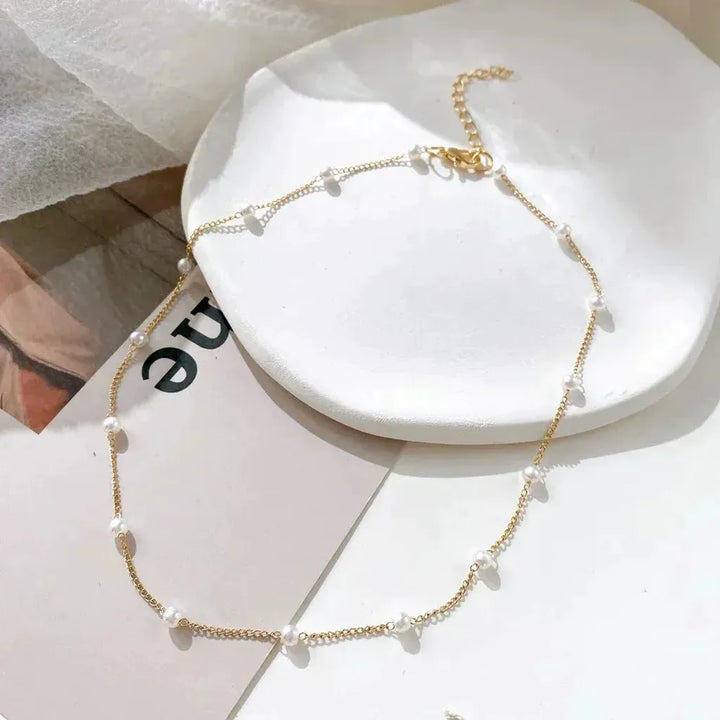 Collar fino con cuentas perladas espaciadas · Dorado
