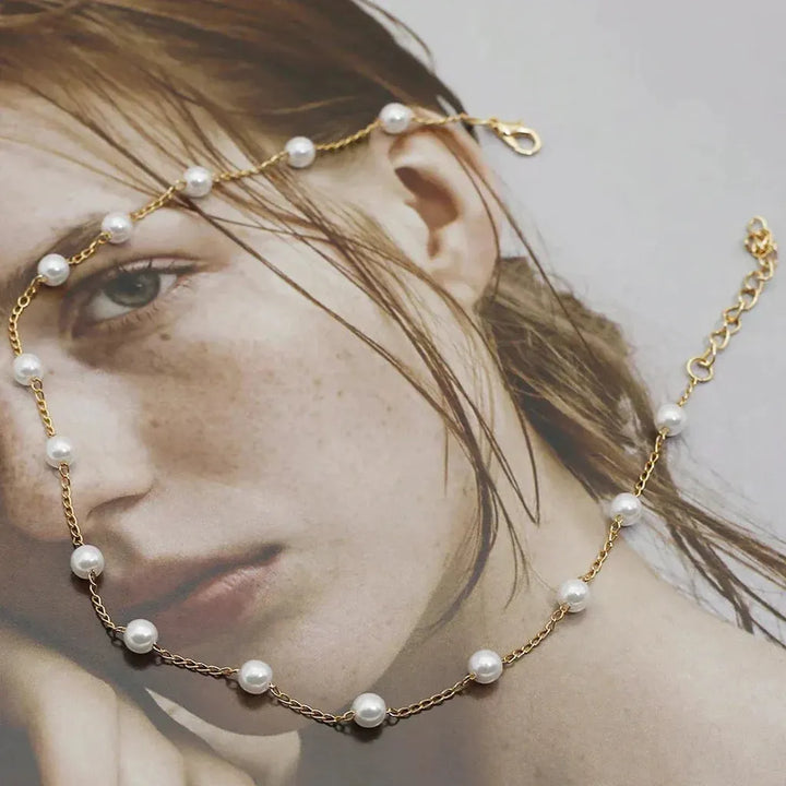 Collar fino con cuentas perladas espaciadas · Dorado