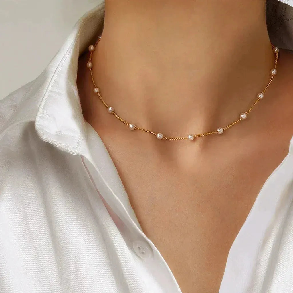 Collar fino con cuentas perladas espaciadas · Dorado