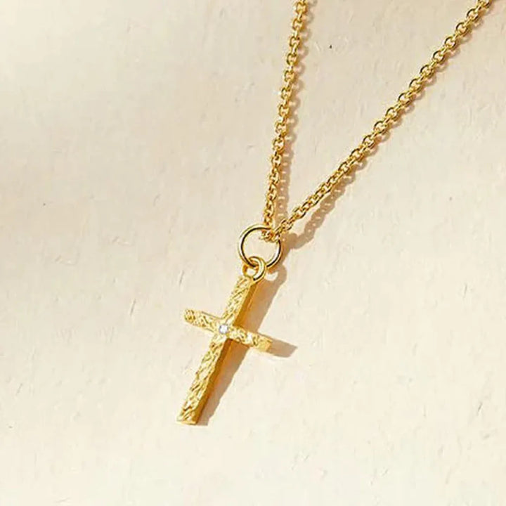 Collar doble con cruz e inicial · Dorado