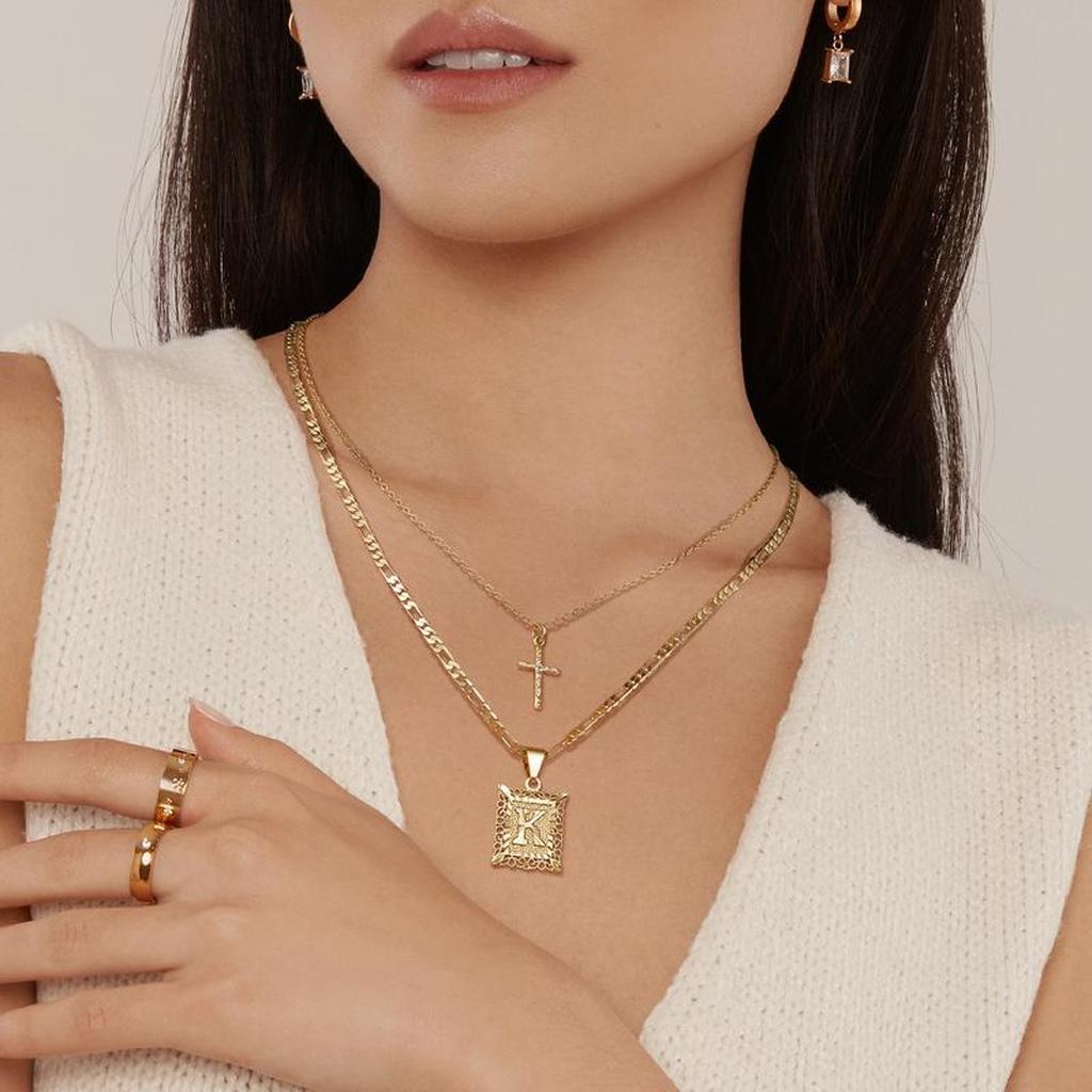 Collar doble con cruz e inicial · Dorado