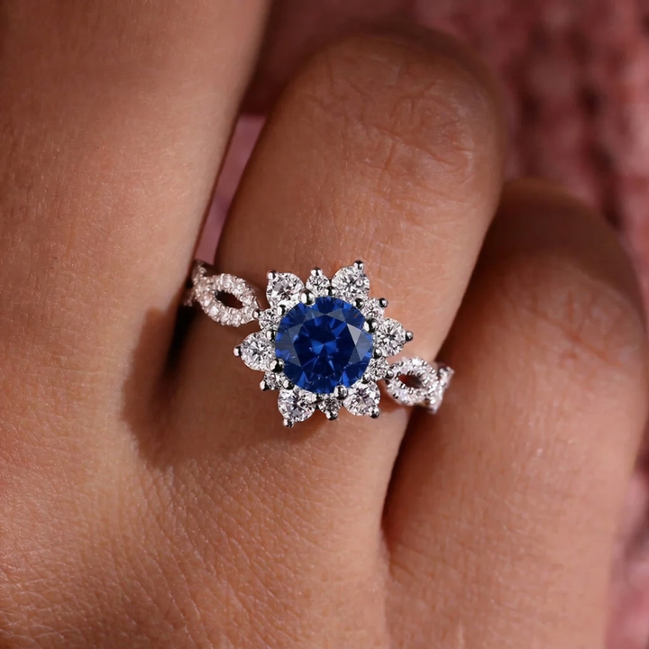 Anillo de flor con cristal azul zafiro · Plateado