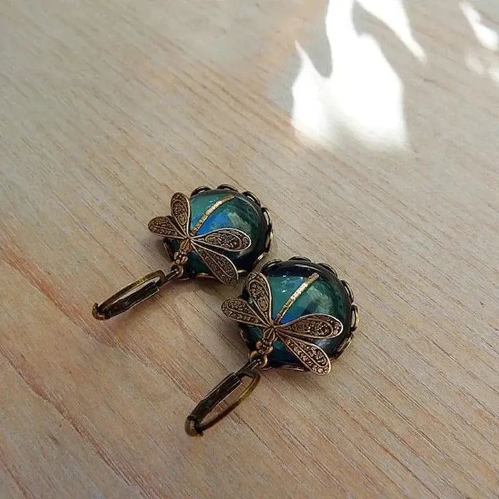Pendientes libélula con esfera de color · Dorado