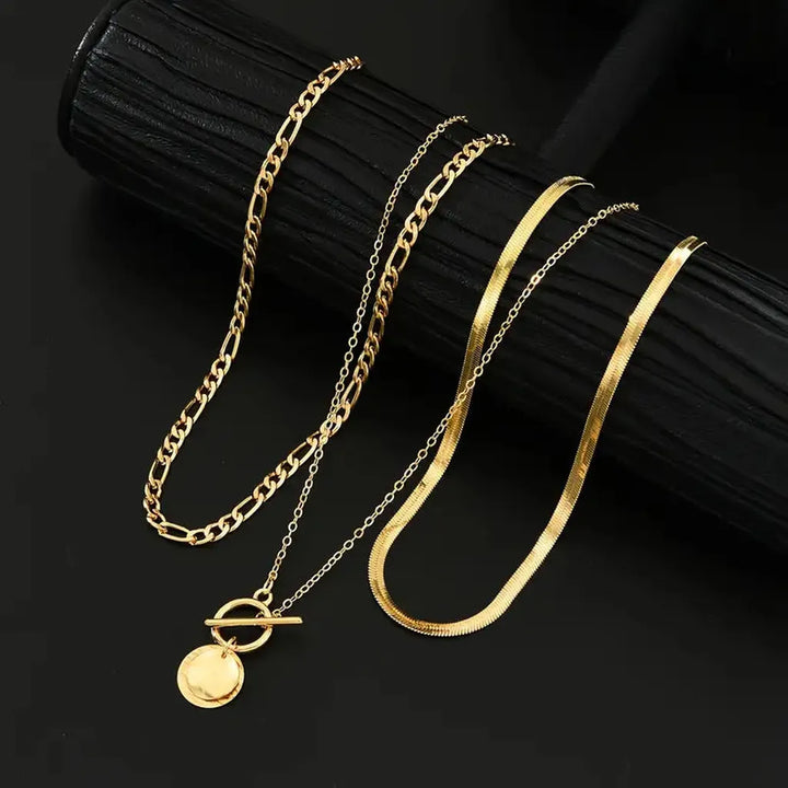 Collar de tres capas con moneda · Dorado