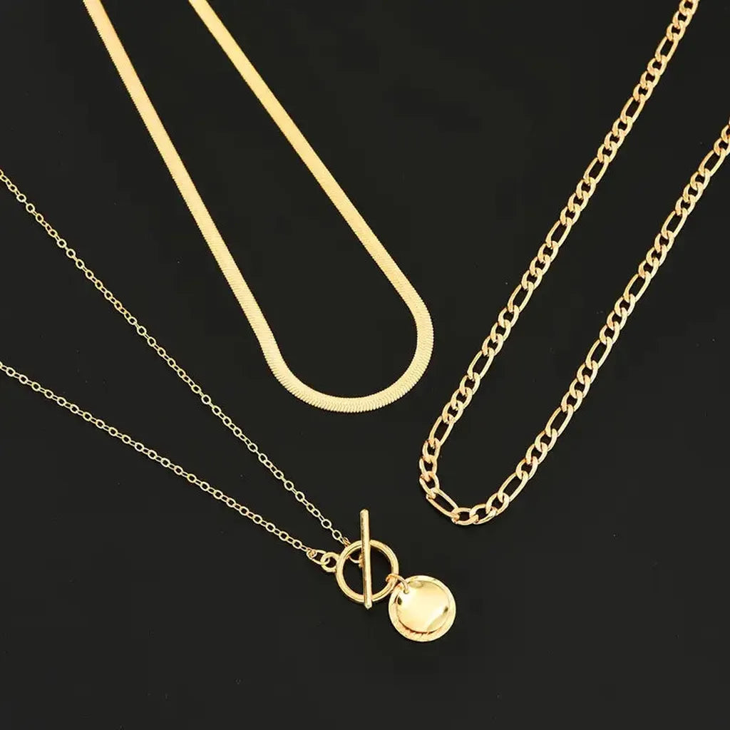 Collar de tres capas con moneda · Dorado