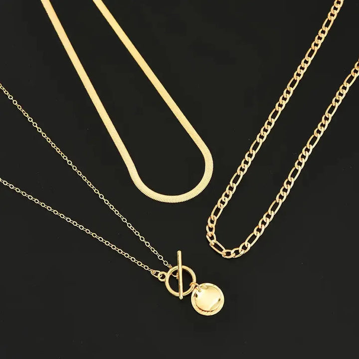 Collar de tres capas con moneda · Dorado